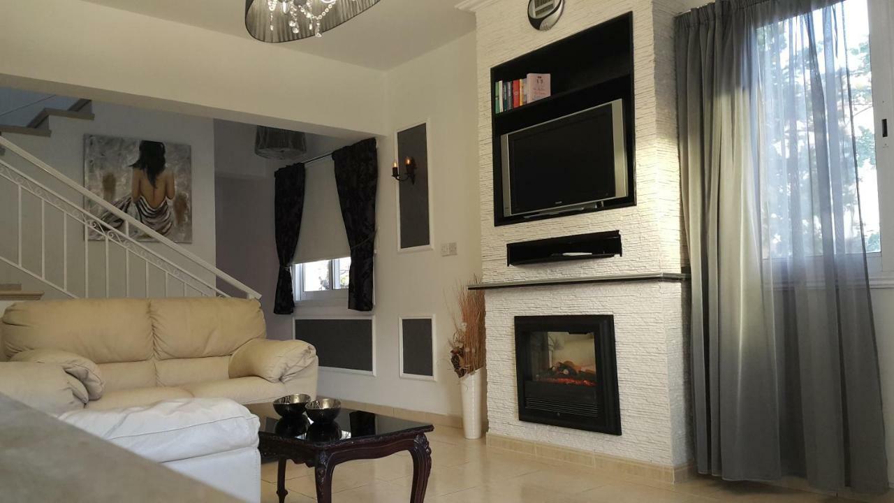 Ivoton Home Paphos Buitenkant foto
