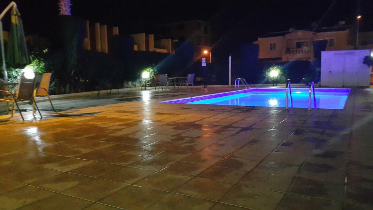 Ivoton Home Paphos Buitenkant foto